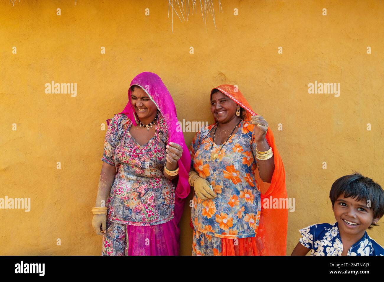 Jaisalmer, Rajasthan, Indien - 15. Oktober 2019 : lächelnde und glückliche Rajasthani-Frauen und -Kinder in lokalen Kostümen, die in einem Rajasthani-Dorf posieren. Stockfoto