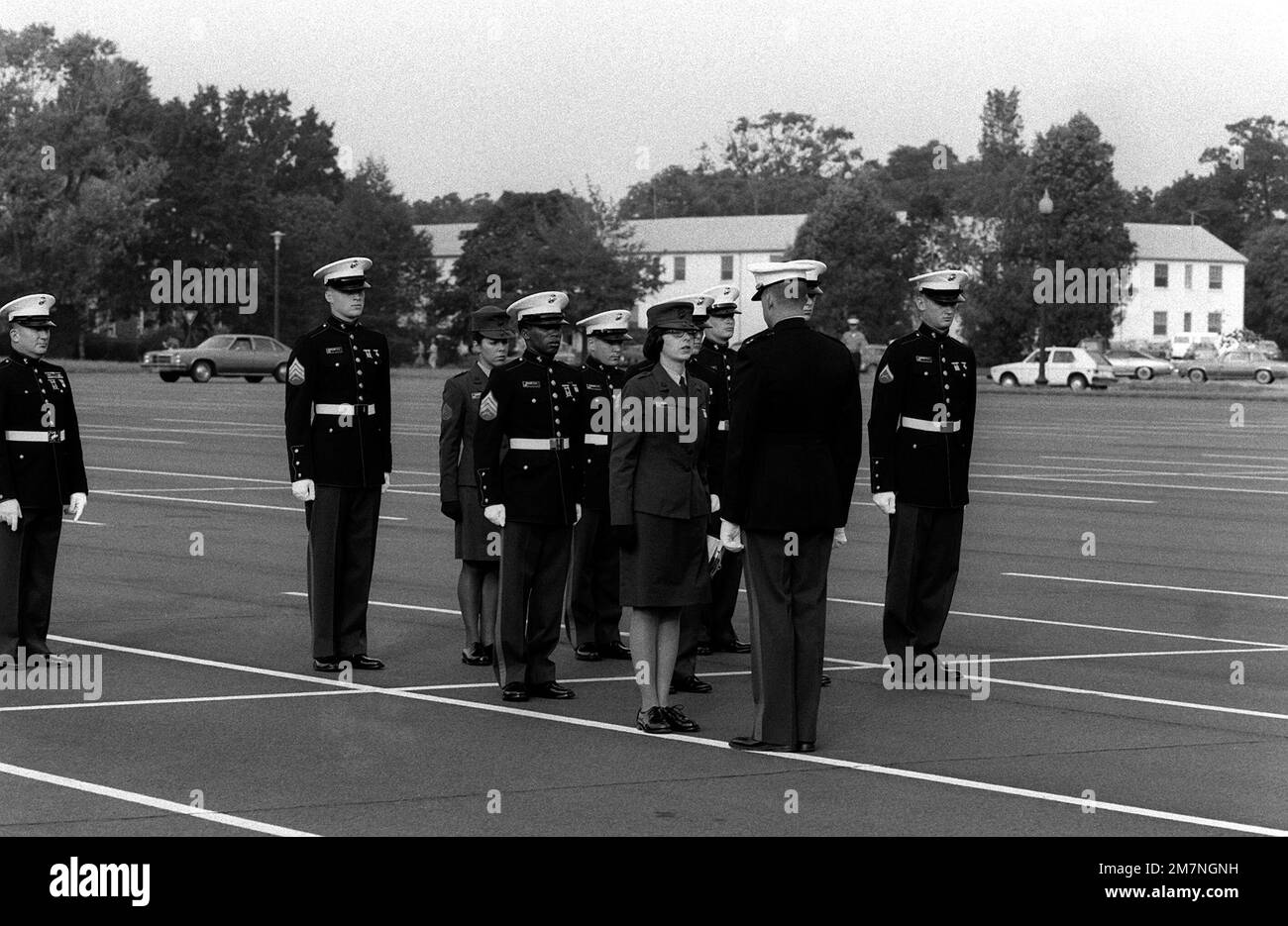 SGT. Mary Columbus meldet, dass ihre Marine-Sicherheitseinheit bereit für die Inspektion beim Marine Corps Development and Education Command ist. Z. T. Johnson, leitender Offizier. Basis: Marinestützpunkt, Quantico Bundesstaat: Virginia (VA) Land: Vereinigte Staaten von Amerika (USA) Stockfoto