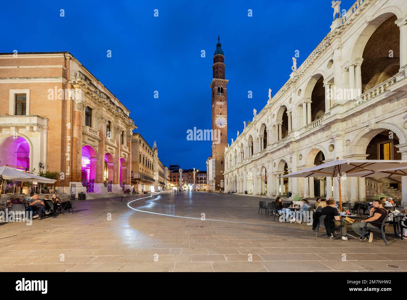 Nachtansicht der Piazza dei Signori mit Basilika Palladiana, Vicenza, Venetien, Italien Stockfoto
