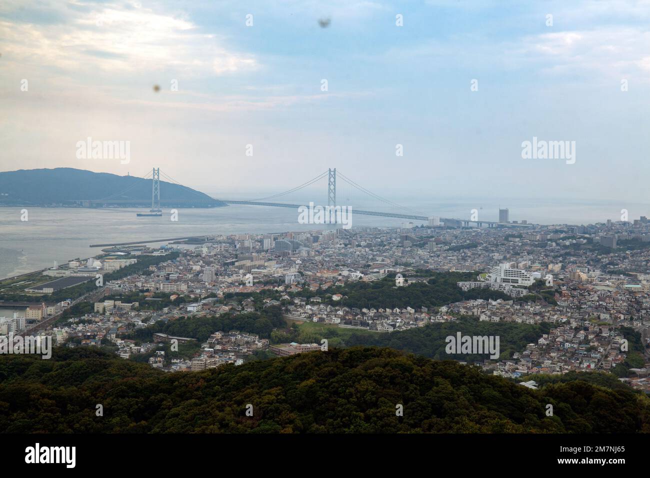Blick über die Stadt Kobe und die Hängebrücke Akashi Kaikyo Bridge, die Honshu mit Iwaya verbindet. Stockfoto