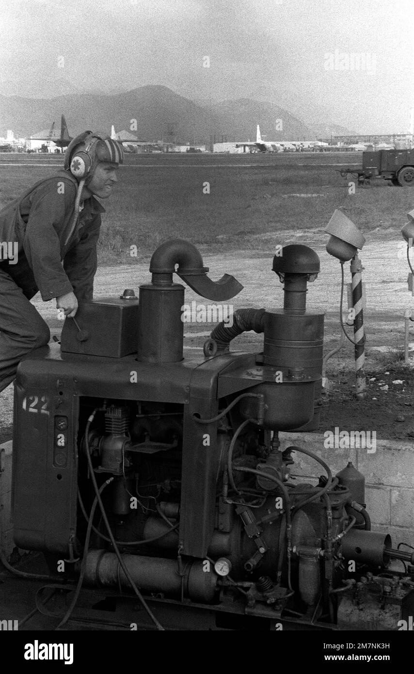 CPL Dave Fields betreibt den Generator, der das Band des Absperrsystems zur Bergung von Flugzeugen im Notfall oder bei simulierten Landungen auf Flugzeugträgern steuert. Es handelt sich um die gleiche Art von System, die auch bei Flugzeugträgern verwendet wird. Basis: Marine Corps Air Station, Iwakuni Land: Japan (JPN) Stockfoto