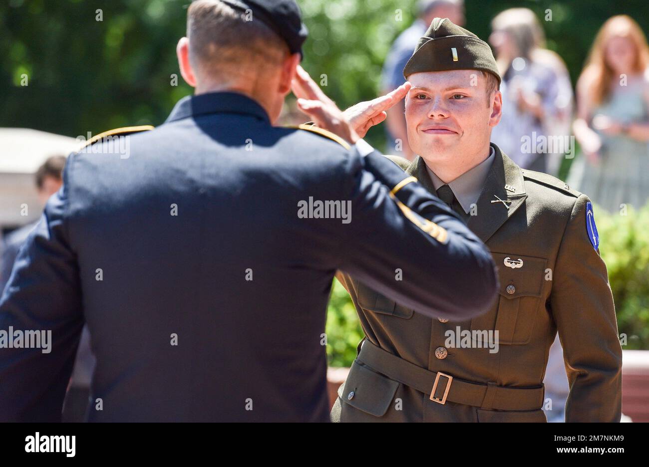 2. Lieutenant Spencer Jones erhält seinen ersten Gruß als US-amerikanischer Offizier Armeeoffizier während einer Silberdollar-Salutzeremonie auf dem Military Heritage Plaza der Clemson University, 11. Mai 2022. Clemsons Armee und Air Force ROTC-Einheiten veranstalteten eine gemeinsame Zeremonie, um 33 zweite Lieutenants in den Militärdienst zu schicken. Achtzehn Studenten erhielten Kommissionen für die Armee, 14 für die Luftwaffe, und einer erhielt eine provision für die Weltraumstreitkräfte. (Foto: Ken Scar) Stockfoto