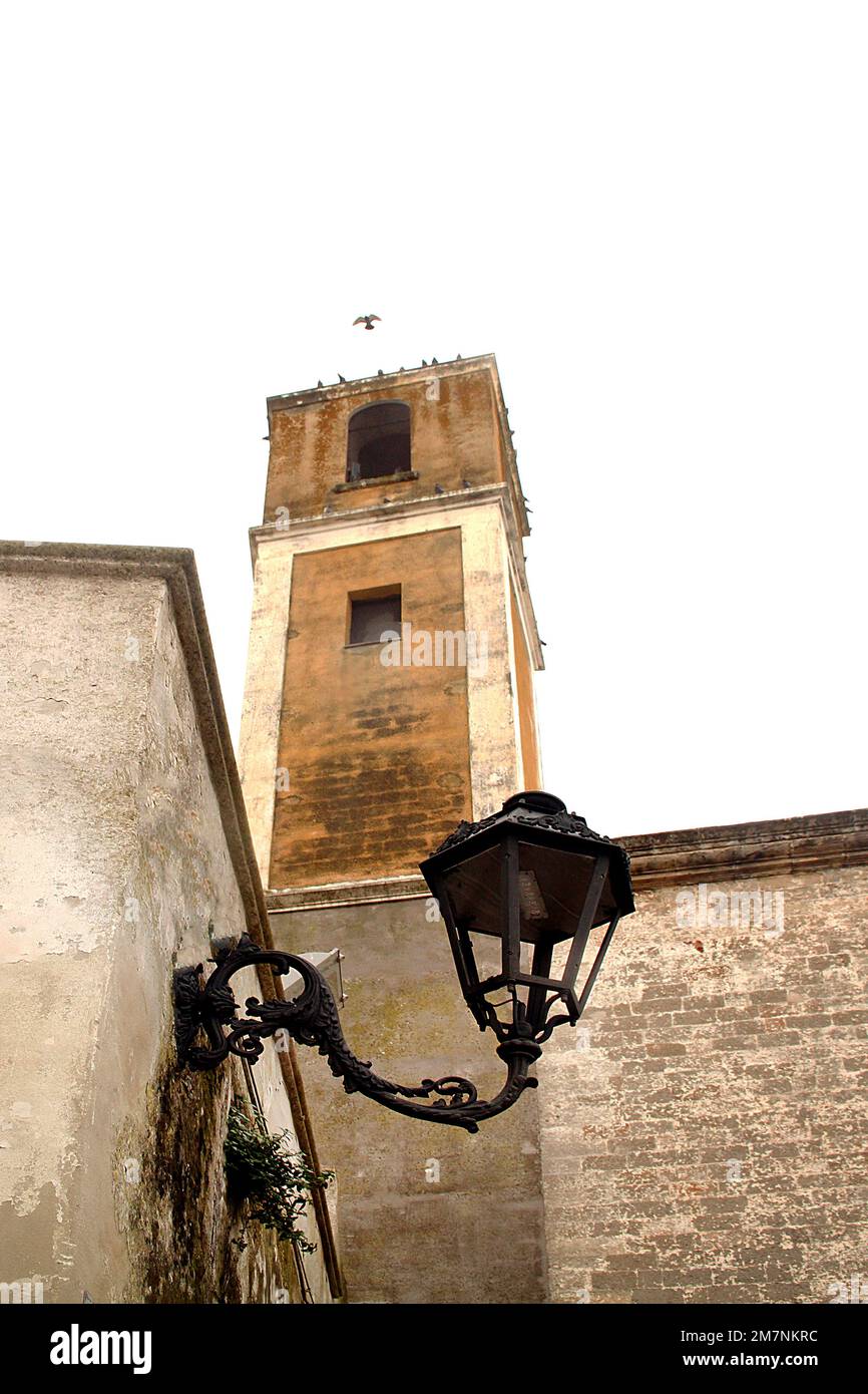 Der Glockenturm von Chiesa di San Leucio in Felline, Italien Stockfoto