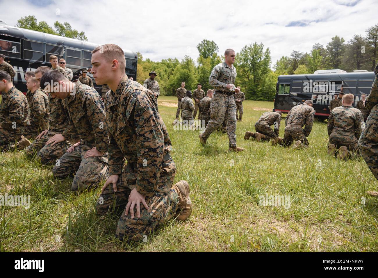 Marines von Bravo Company, Marine Barracks Washington, bereiten sich auf einen Streifenwettbewerb auf der Marine Corps Basis Quantico, Virginia, vor, am 11. Mai 2022. Während des Wettbewerbs wurden die Marines in Bezug auf Kleineinheiten-Taktiken und Infanterie-Fähigkeiten bewertet. Stockfoto