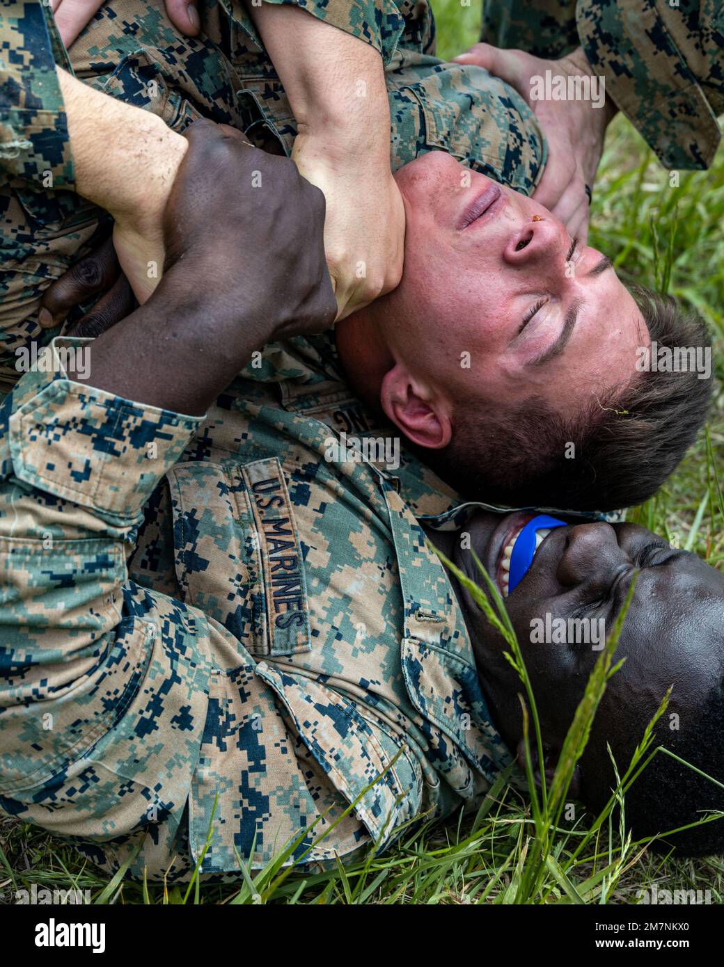 Marines bei Bravo Company, Marine Barracks Washington, Spar während eines Mannschaftswettbewerbs auf der Marine Corps Basis Quantico, Virginia, 11. Mai 2022. Während des Wettbewerbs wurden die Marines in Bezug auf Kleineinheiten-Taktiken und Infanterie-Fähigkeiten bewertet. Stockfoto