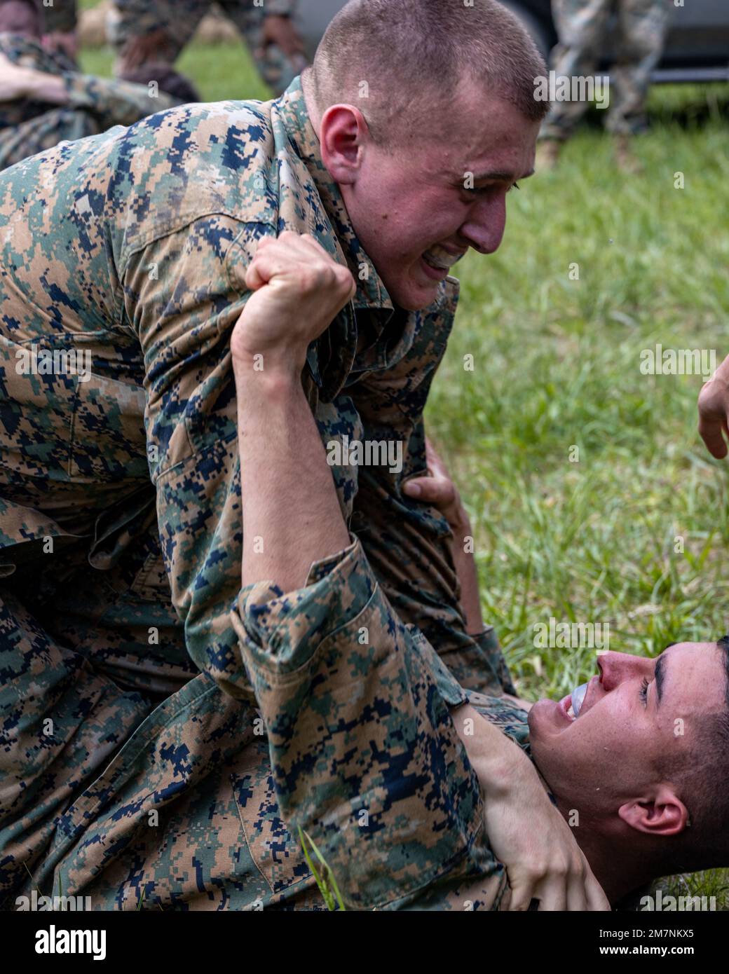 Marines bei Bravo Company, Marine Barracks Washington, Spar während eines Mannschaftswettbewerbs auf der Marine Corps Basis Quantico, Virginia, 11. Mai 2022. Während des Wettbewerbs wurden die Marines in Bezug auf Kleineinheiten-Taktiken und Infanterie-Fähigkeiten bewertet. Stockfoto