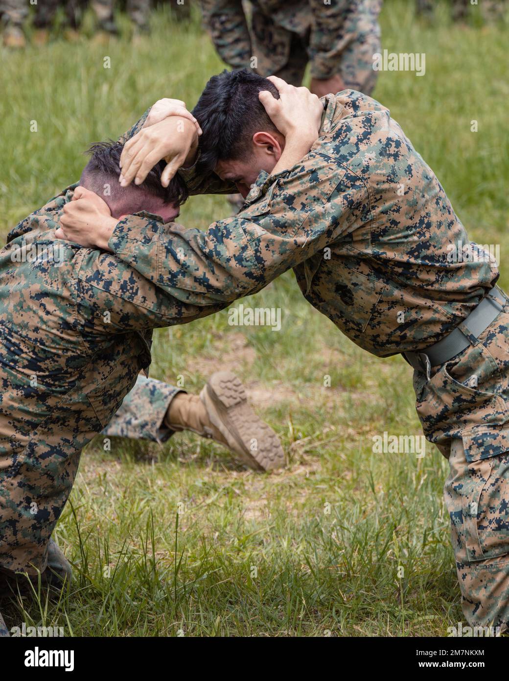 Marines bei Bravo Company, Marine Barracks Washington, Spar während eines Mannschaftswettbewerbs auf der Marine Corps Basis Quantico, Virginia, 11. Mai 2022. Während des Wettbewerbs wurden die Marines in Bezug auf Kleineinheiten-Taktiken und Infanterie-Fähigkeiten bewertet. Stockfoto