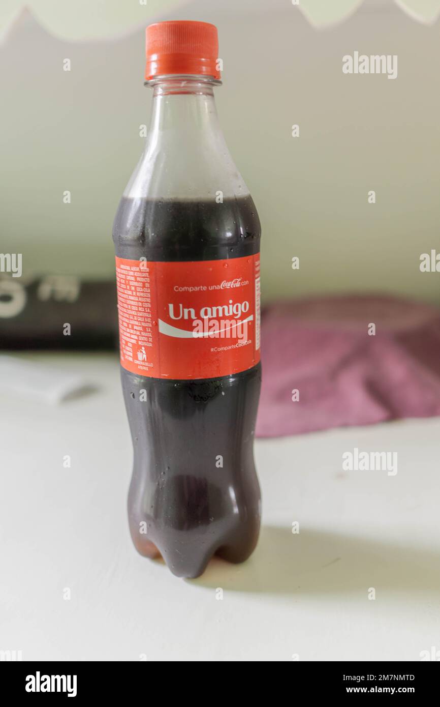 Cola mit „un Amigo“-Label für ungewöhnliche Namen, die nicht auf speziellen Namensschildern für den lateinamerikanischen Markt auftauchten. Stockfoto