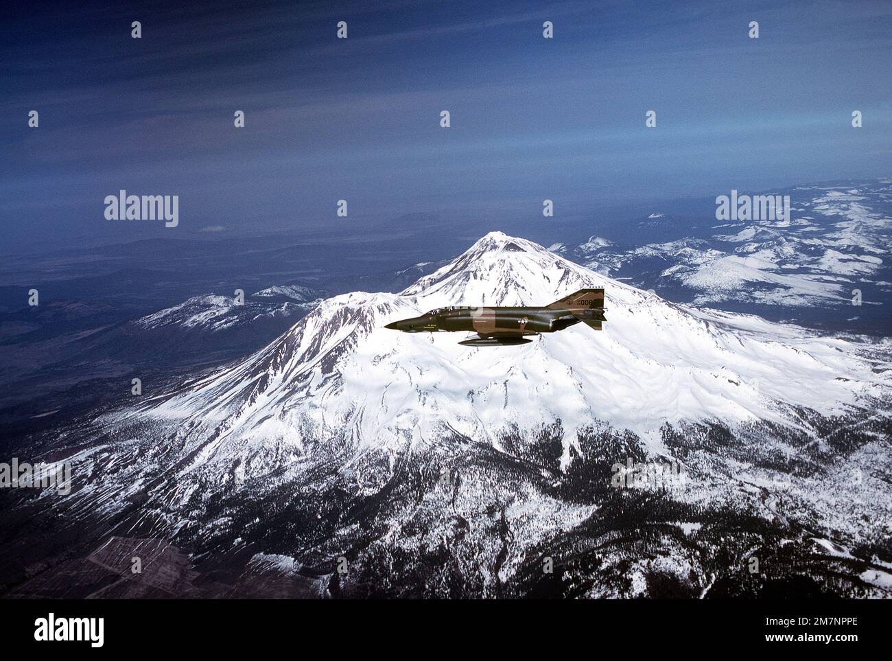 Eine Ansicht von links auf ein Flugzeug des RF-4C Phantom II, das an den schneebedeckten Bergen vorbeifliegt. Das Flugzeug ist von der taktischen Aufklärungsgruppe 152., Nevada Air National Guard. Basis: Sierra Mountains Bundesstaat: Nevada (NV) Land: Vereinigte Staaten von Amerika (USA) Stockfoto