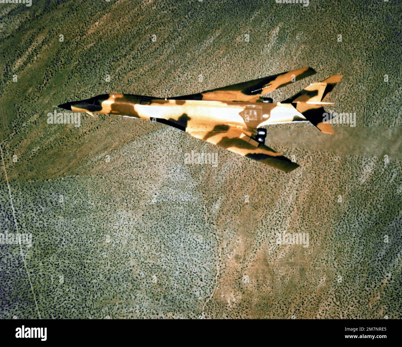 Ein getarnter B-1-Bomber fliegt während einer Testmission vom Air Force Flight Test Center, Edwards Air Force Base, Kalifornien, mit zurückgekehrten vierten Prototypenflügeln. Staat: Kalifornien (CA) Land: Vereinigte Staaten von Amerika (USA) Stockfoto