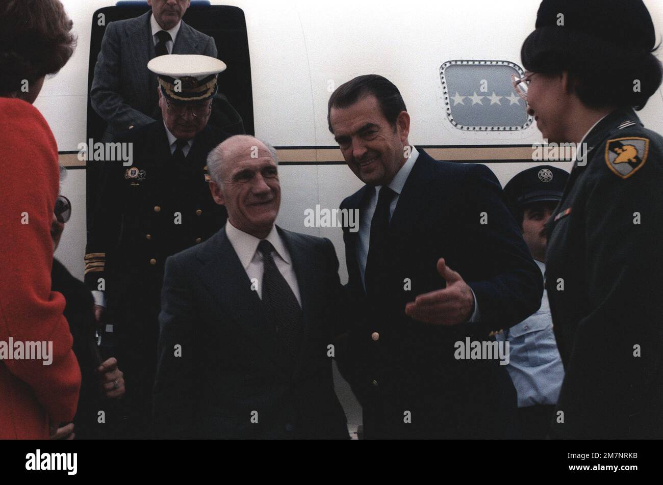 LGEN Emiliano J. Afalro aus Spanien wird von General David C. Jones, Joint Chiefs of STAFF Chairman, bei seiner Ankunft in den USA zu einem Besuch begrüßt. Basis: Luftwaffenstützpunkt Andrews Bundesstaat: Maryland (MD) Land: Vereinigte Staaten von Amerika (USA) Stockfoto