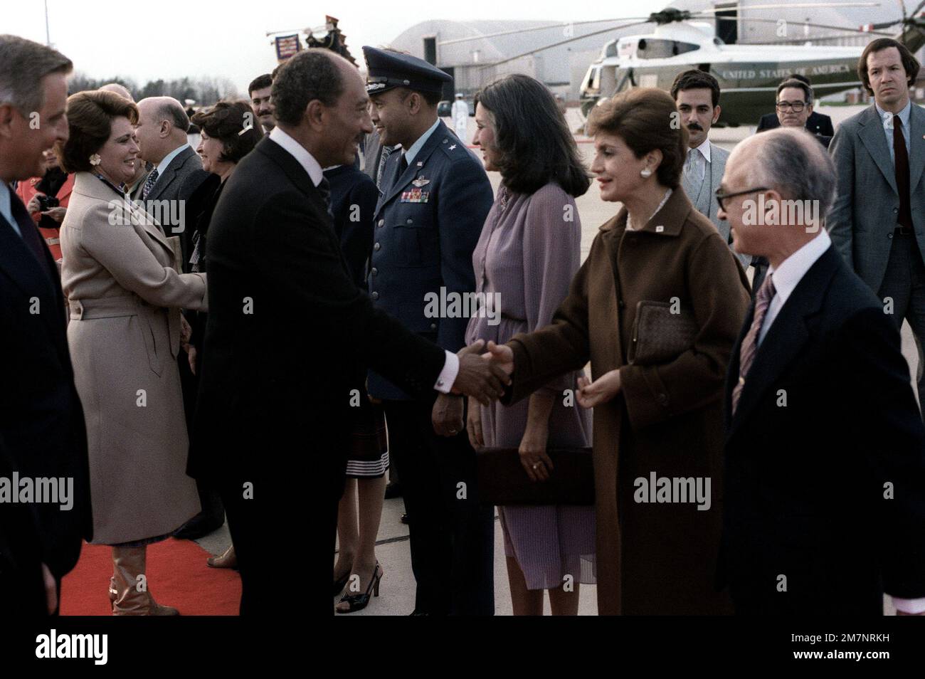 Präsident und Frau Anwar Sadat aus Ägypten, begleitet von Vizepräsident Walter Mondale, verabschieden sich nach ihrer Abreise aus den USA. Basis: Luftwaffenstützpunkt Andrews Bundesstaat: Maryland (MD) Land: Vereinigte Staaten von Amerika (USA) Stockfoto