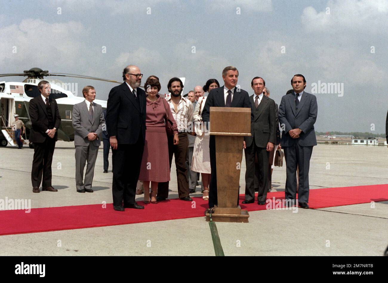 USA Der Botschafter von Columbia Diego Ascencio und seine Familie werden vom Vizepräsidenten Walter Mondale bei der Ankunft der Familie in den USA begrüßt. Basis: Luftwaffenstützpunkt Andrews Bundesstaat: Maryland (MD) Land: Vereinigte Staaten von Amerika (USA) Stockfoto