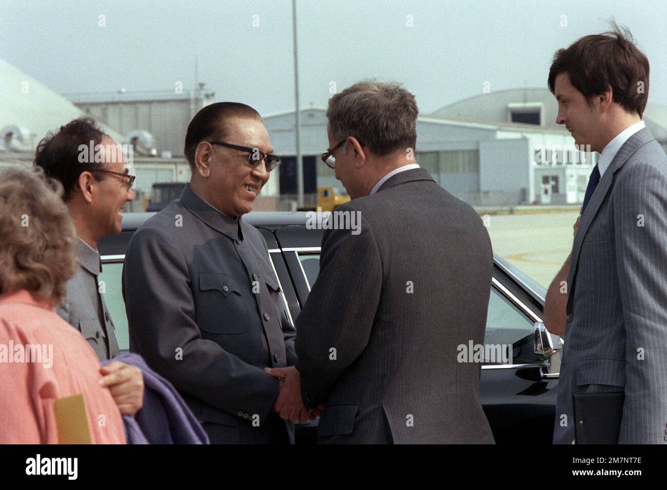 Der chinesische Verteidigungsminister Geng Biao verabschiedet sich von Verteidigungsminister Harold Brown nach seinem Besuch aus den Vereinigten Staaten. Basis: Luftwaffenstützpunkt Andrews Bundesstaat: Maryland (MD) Land: Vereinigte Staaten von Amerika (USA) Stockfoto