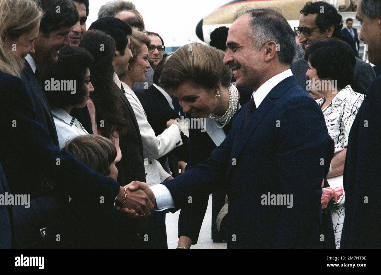 König und Königin Hussein bin-Talal von Jordanien sind bei ihrer Ankunft in den Vereinigten Staaten zu einem Besuch willkommen. Basis: Luftwaffenstützpunkt Andrews Bundesstaat: Maryland (MD) Land: Vereinigte Staaten von Amerika (USA) Stockfoto