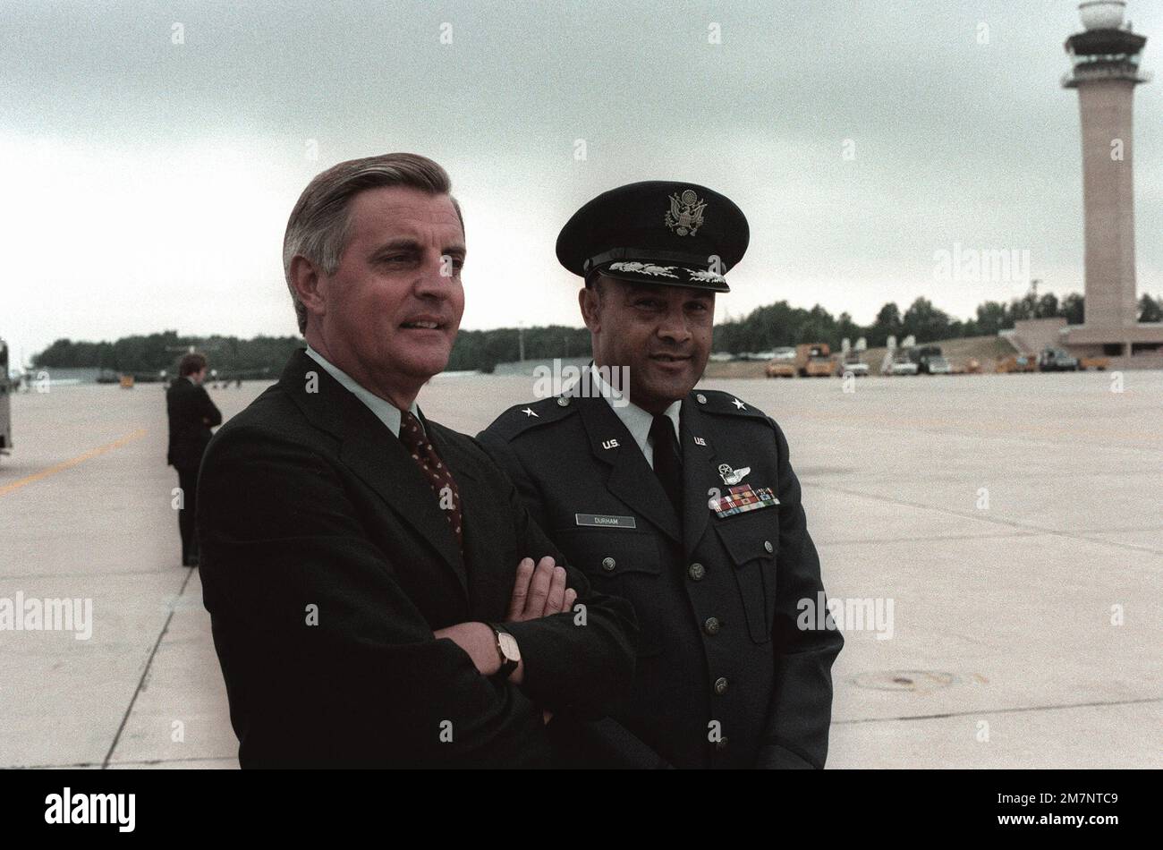 Vizepräsident Walter Mondale und BGEN Archer L. Durham, stellvertretender Befehlshaber des Militärverkehrsleitsystems, warten auf die Rückkehr von Präsident Jimmy Carter von seinem Europabesuch. Basis: Luftwaffenstützpunkt Andrews Bundesstaat: Maryland (MD) Land: Vereinigte Staaten von Amerika (USA) Stockfoto