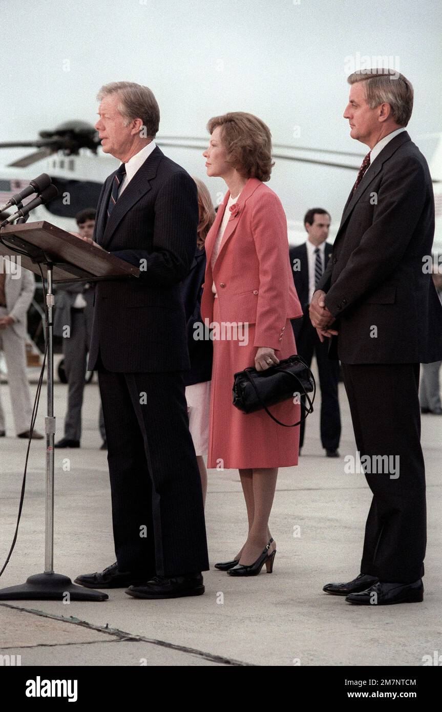 Rosalyn Carter, Tochter Amy Carter und Vizepräsident Walter Mondale hören zu, wie Präsident Jimmy Carter nach seiner Rückkehr aus Europa vor einer Menge spricht. Basis: Luftwaffenstützpunkt Andrews Bundesstaat: Maryland (MD) Land: Vereinigte Staaten von Amerika (USA) Stockfoto
