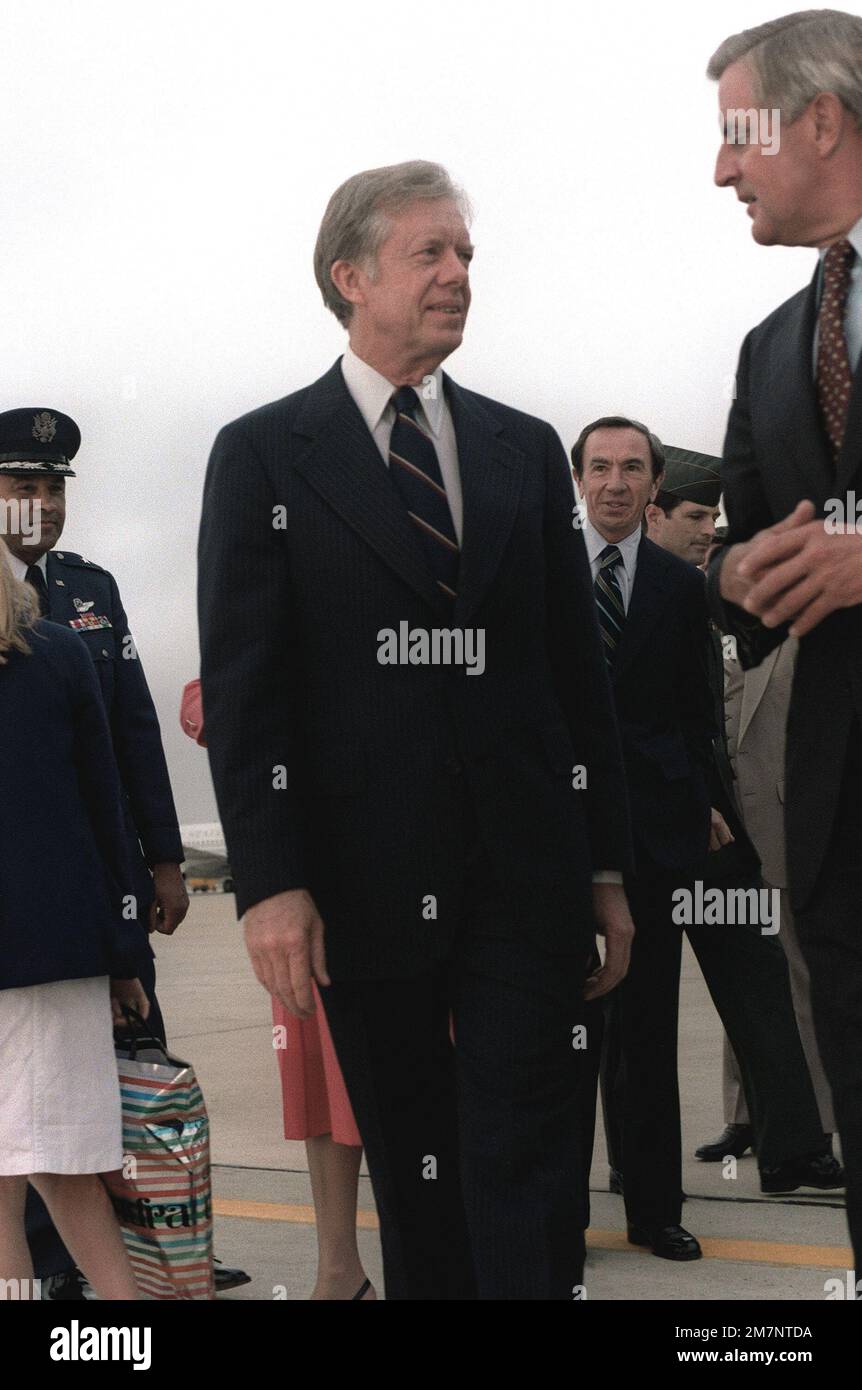 Präsident Jimmy Carter spricht mit Vizepräsident Walter Mondale nach seiner Rückkehr aus Europa. Basis: Luftwaffenstützpunkt Andrews Bundesstaat: Maryland (MD) Land: Vereinigte Staaten von Amerika (USA) Stockfoto