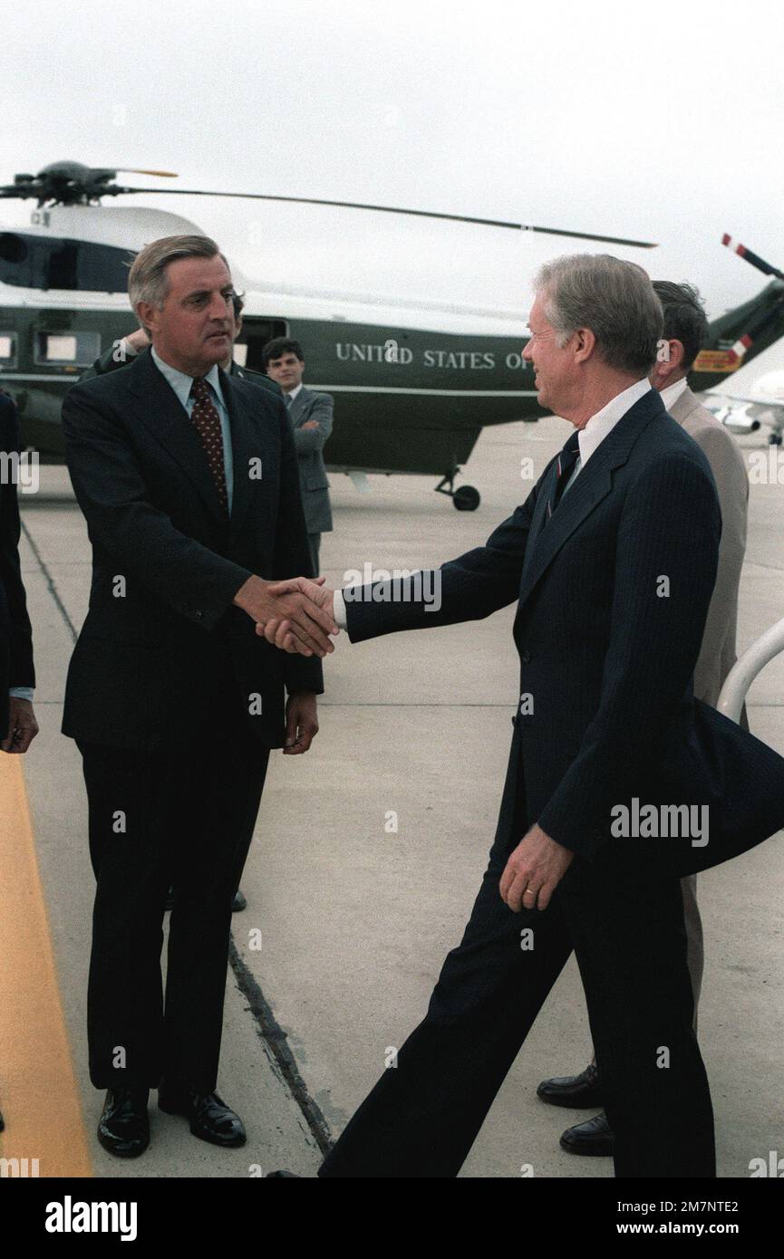 Präsident Jimmy Carter wird von Vizepräsident Walter Mondale nach seiner Rückkehr nach Europa begrüßt. Basis: Luftwaffenstützpunkt Andrews Bundesstaat: Maryland (MD) Land: Vereinigte Staaten von Amerika (USA) Stockfoto