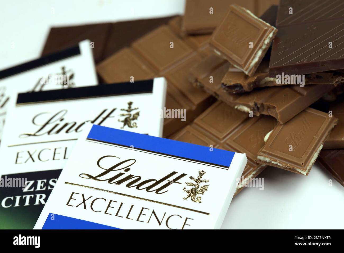 KIEW, UKRAINE - 4. MAI 2022 Lindt Schweizer Luxusmarken-Schokoladentabletten mit geprägtem Original-Firmenlogo. Stockfoto