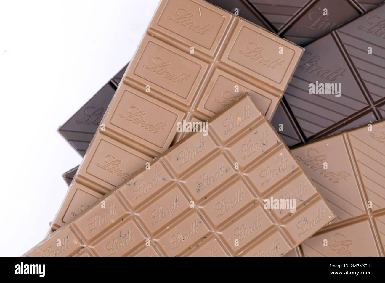 KIEW, UKRAINE - 4. MAI 2022 Lindt Schweizer Luxusmarken-Schokoladentabletten mit geprägtem Original-Firmenlogo. Stockfoto