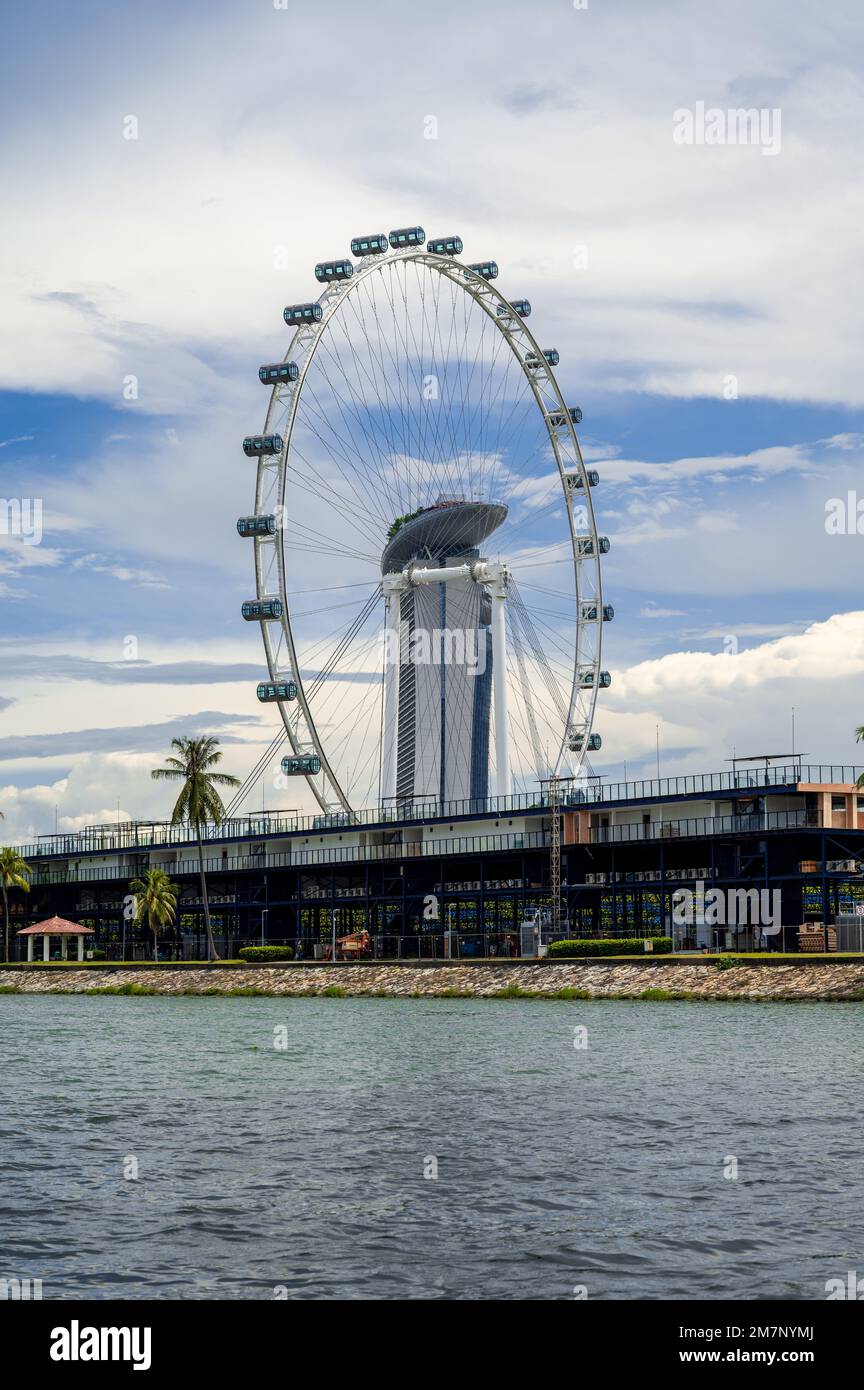 Blick auf den Singapore Flyer und Marina Bay Sands hinter dem Marina Bay Street Circuit Stockfoto