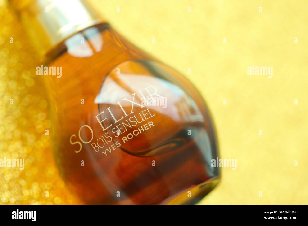 KIEW, UKRAINE - 4. MAI 2022 Flasche so Elixir Bois Sensuei Parfüm von Yves Rocher auf hellem Hintergrund Stockfoto