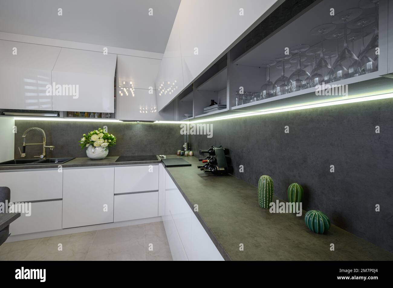 Dunkelgraue Ablagefläche in der weißen, trendigen Küche Stockfoto