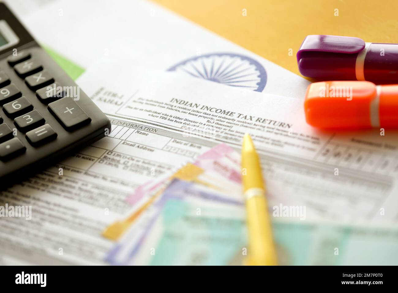 KIEW, UKRAINE - 4. MAI 2022 Indische Einkommensteuererklärung, leeres Formular mit Stift- und indischen Rupien-Rechnungen auf indischer Landesflagge. Konzept der jährlichen Steuermeldung Stockfoto