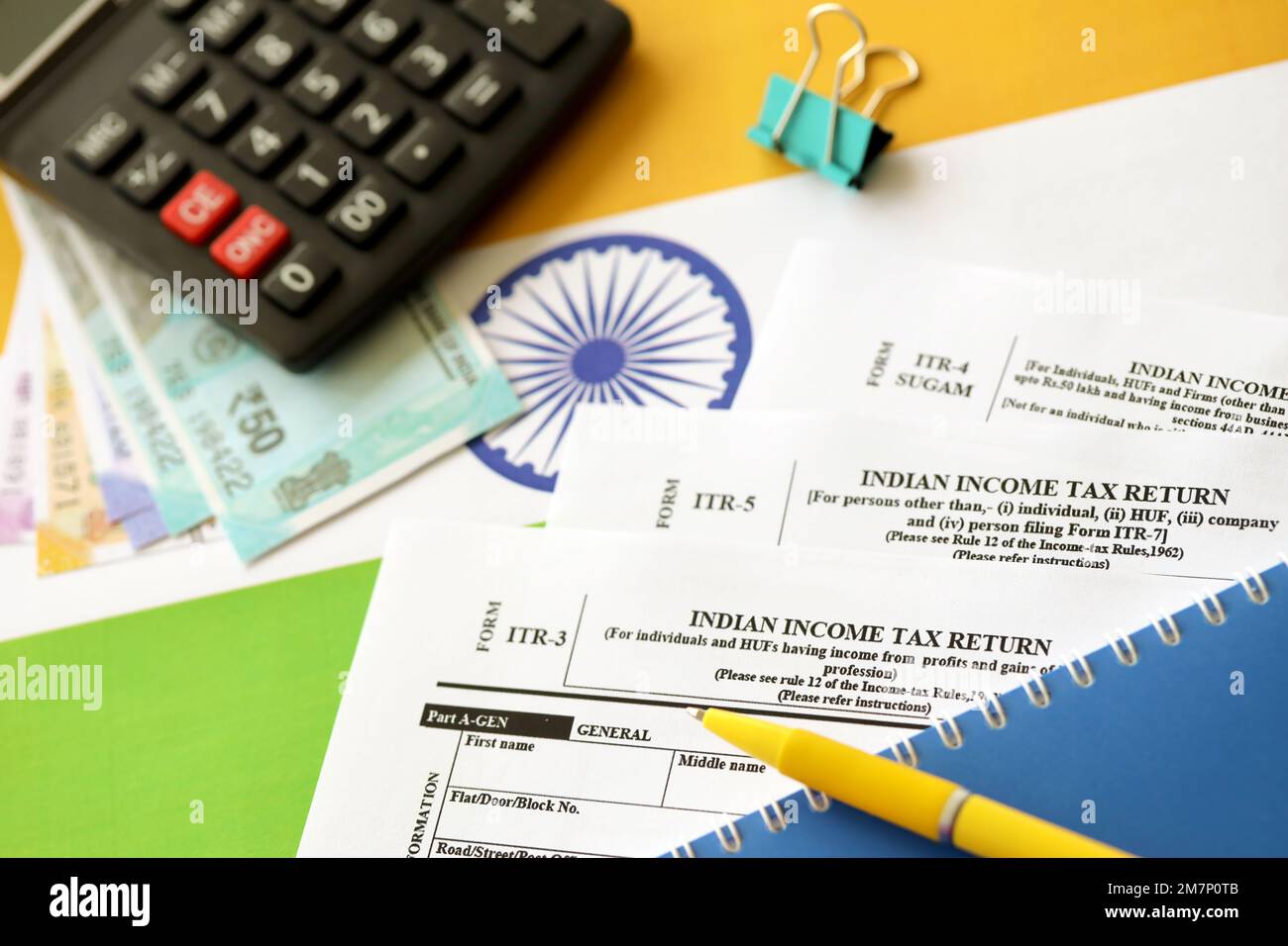 KIEW, UKRAINE - 4. MAI 2022 Indische Einkommensteuererklärung, leeres Formular mit Stift- und indischen Rupien-Rechnungen auf indischer Landesflagge. Konzept der jährlichen Steuermeldung Stockfoto
