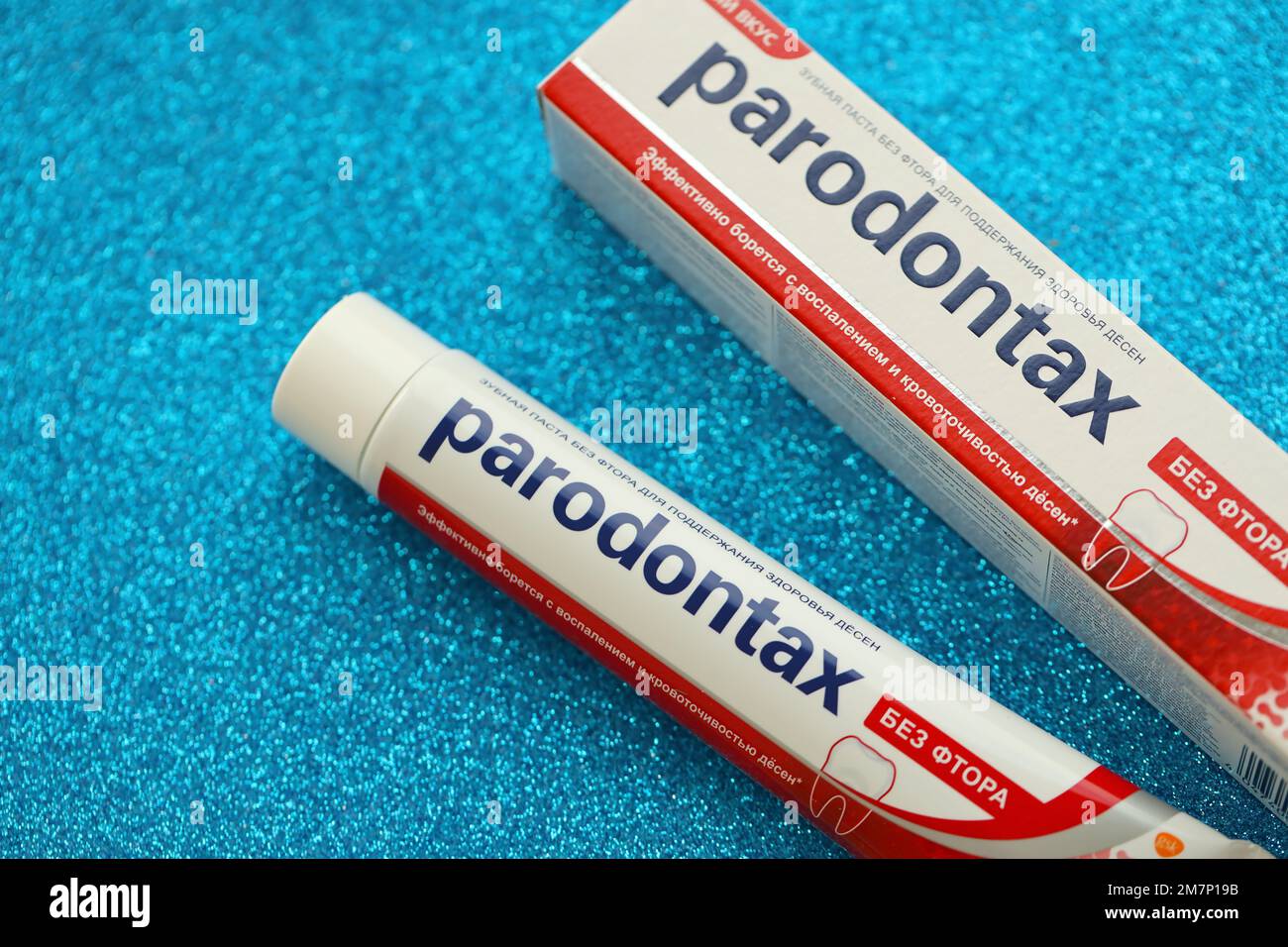 KIEW, UKRAINE - 4. MAI 2022 Paket Parodontax Zahnpasta auf hellem Hintergrund Nahaufnahme Stockfoto
