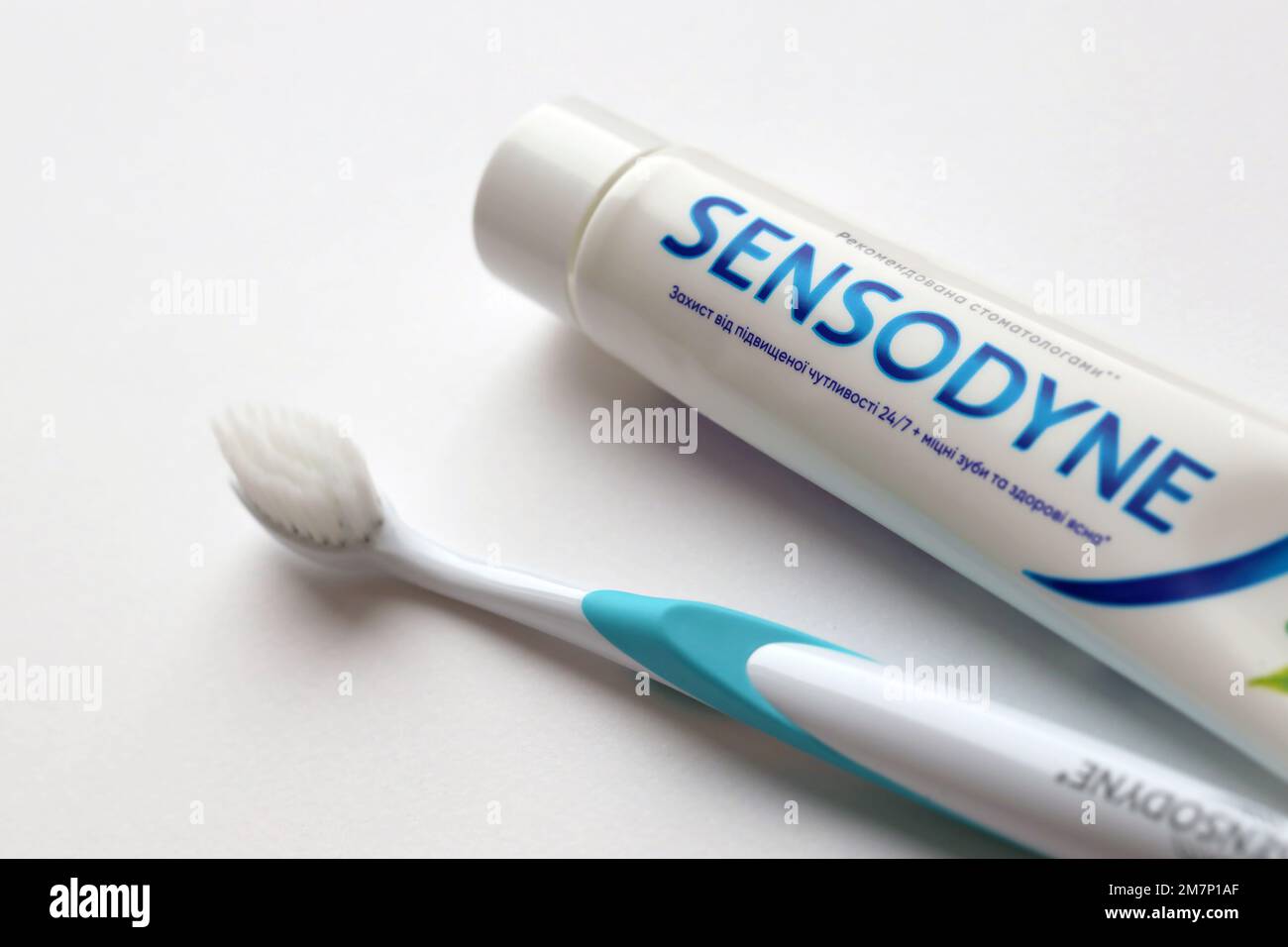 KIEW, UKRAINE - 4. MAI 2022 Sensodyne Fluor oder Fluor ist eine tägliche Fluorid Zahnpasta, die gegen Zahnempfindlichkeit schützt Stockfoto