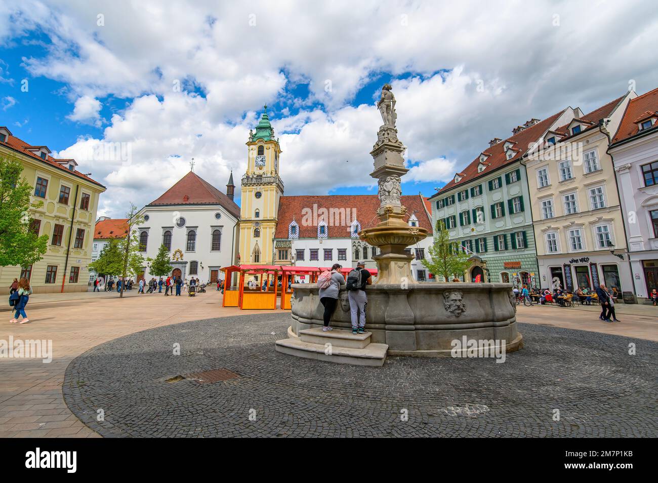 Bratislava, Slowakei. Panoramablick auf das Alte Rathaus und den Maximilianbrunnen auf dem Hauptplatz Stockfoto