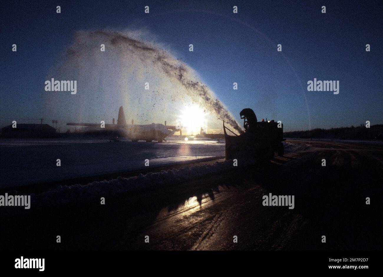 Ein Laubbläser aus dem 21. Bauingenieurstaffel räumt eine Rollbahn von Schnee. Basis: Luftwaffenstützpunkt Elmendorf Bundesstaat: Alaska (AK) Land: Vereinigte Staaten von Amerika (USA) Stockfoto