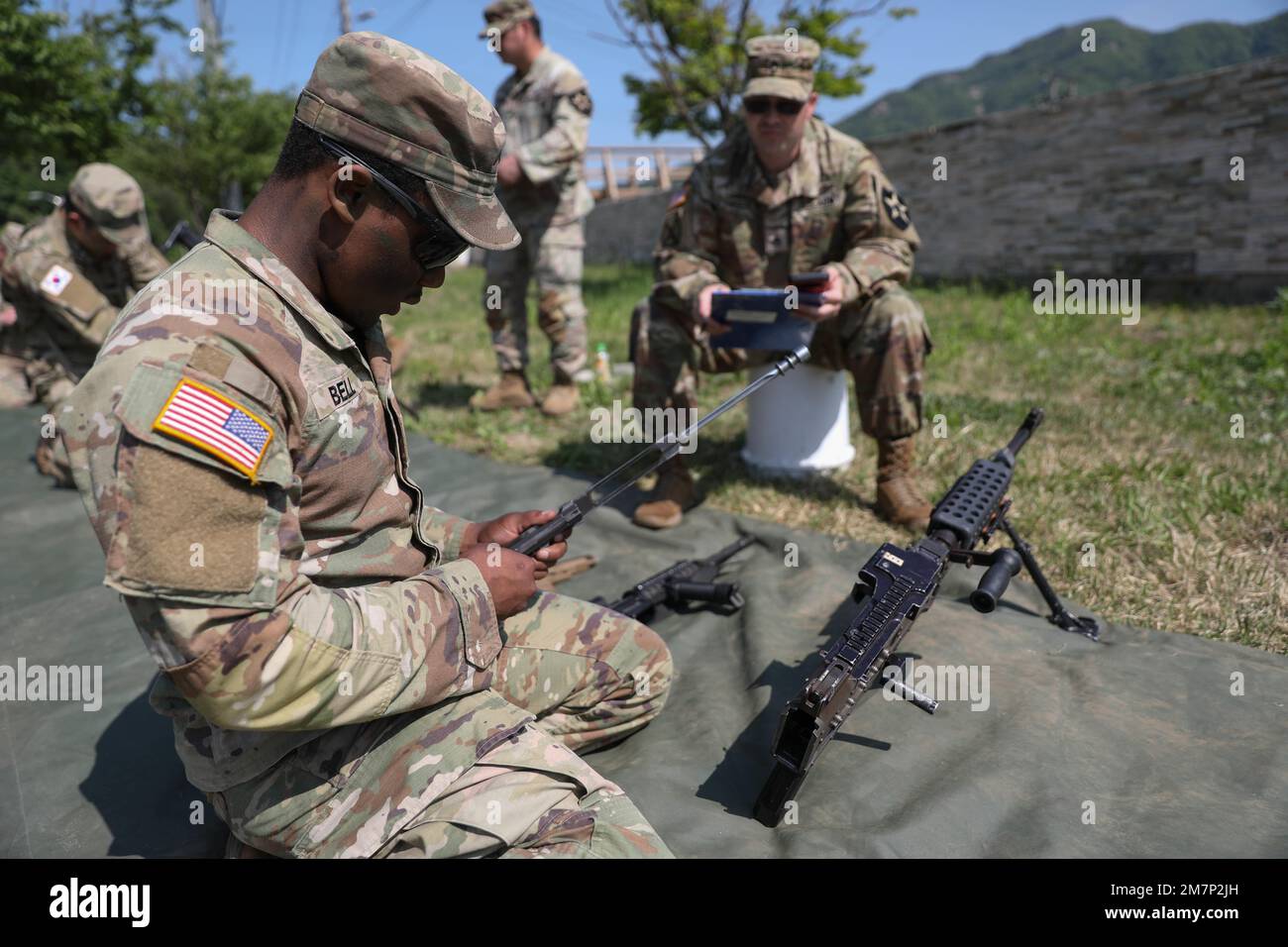 SPC. Dewayne Bell (links) baut eine automatische M-249-Einheit während des 2022. Army Best Warrior and Squad Competition in Camp Casey, Südkorea, am 11. Mai 2022 wieder zusammen. Der achte Armeekampf für beste Krieger und beste Truppe ist eine einwöchige Veranstaltung, bei der die Kenntnisse und Fähigkeiten der Teilnehmer in der allgemeinen Armee mehrfach auf die Probe gestellt werden. Stockfoto