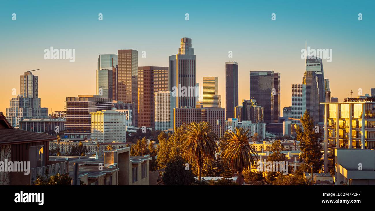 Panoramablick auf die Skyline von Los angeles bei Sonnenuntergang, kalifornien Stockfoto