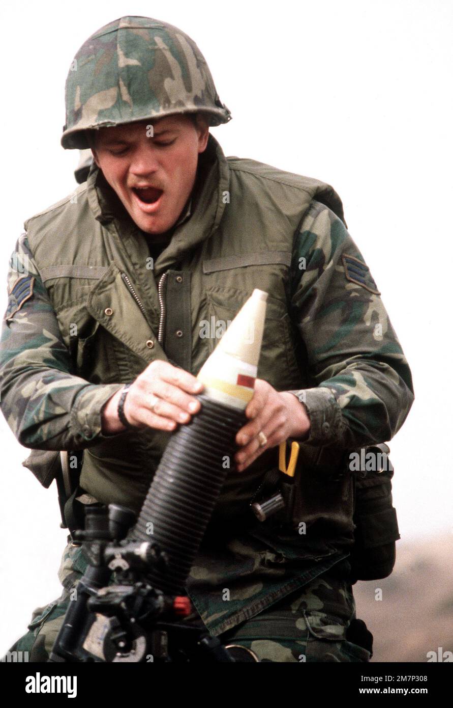 Sicherheitspolizist SSGT Robert Colyer wirft einen weißen Phosphor-Mörser in einen M-29 81mm-Mörser während des Schwerwaffentrainings am Rodriquez Range. Land: Südkorea Stockfoto