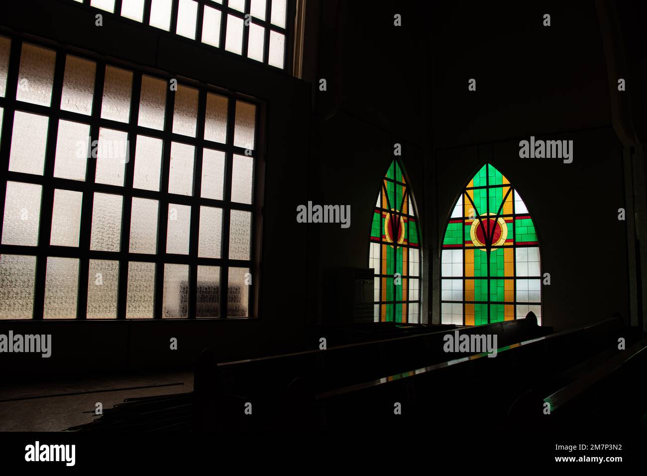 Innenraum mit bunten religiösen Motiven auf Buntglasfenstern in der katholischen Kirche in Abuja, die Kirche ist als nationales christliches Zentrum bekannt Stockfoto