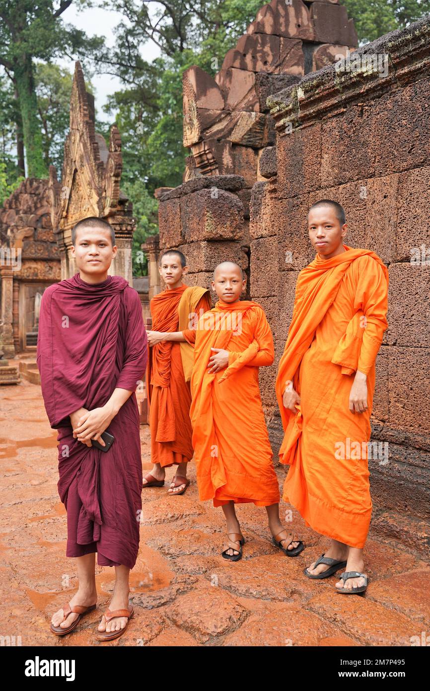 Siem Reap, Kambodscha, Juli 4. 2018 - Mönche posieren für ein Foto im Banteay Srei Tempel in Nordkambodscha Stockfoto