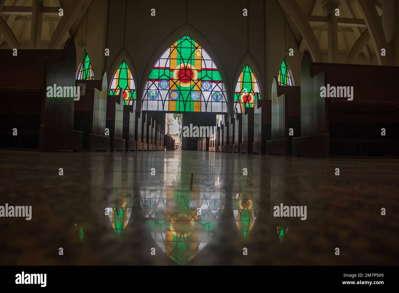 Das Innere mit Bögen, Kreuzen und Buntglasfenstern in der katholischen Kirche in Abuja, Nigeria, ist als National Christian Centre bekannt Stockfoto