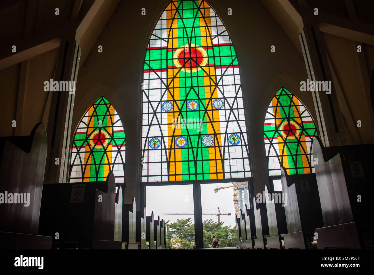 Das Innere mit Bögen, Kreuzen und Buntglasfenstern in der katholischen Kirche in Abuja, Nigeria, ist als National Christian Centre bekannt Stockfoto