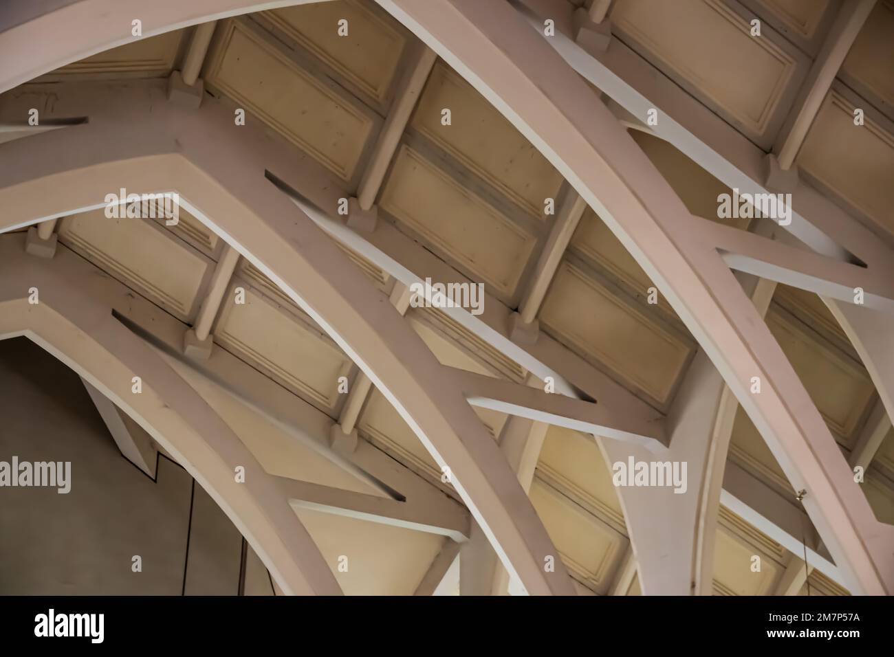 Das Innere mit Bögen, Kreuzen und Buntglasfenstern in der katholischen Kirche in Abuja, Nigeria, ist als National Christian Centre bekannt Stockfoto