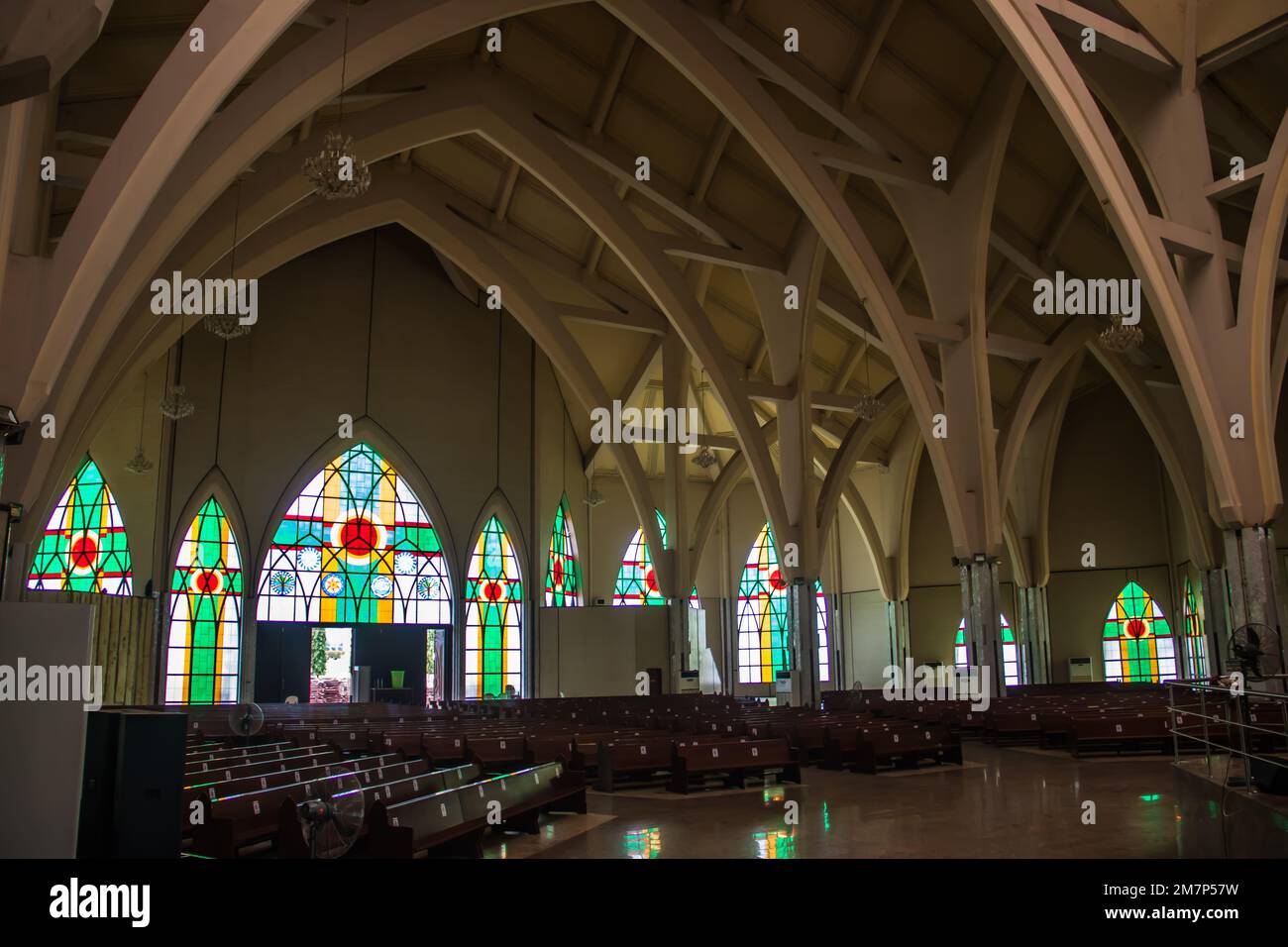 Das Innere mit Bögen, Kreuzen und Buntglasfenstern in der katholischen Kirche in Abuja, Nigeria, ist als National Christian Centre bekannt Stockfoto