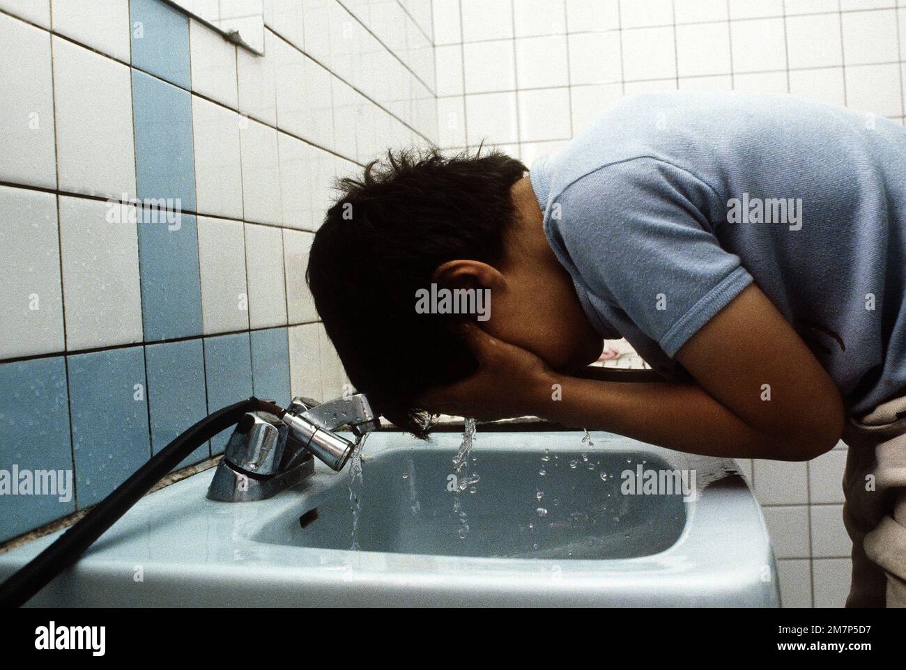 Ein Junge in St. Vincent's Home for Amerasian Children (diese unerwünschten Kinder mit gemischtem amerikanisch-koreanischem Hintergrund) wäscht sein Gesicht. Basis: Bupyeong-Land: Südkorea Stockfoto