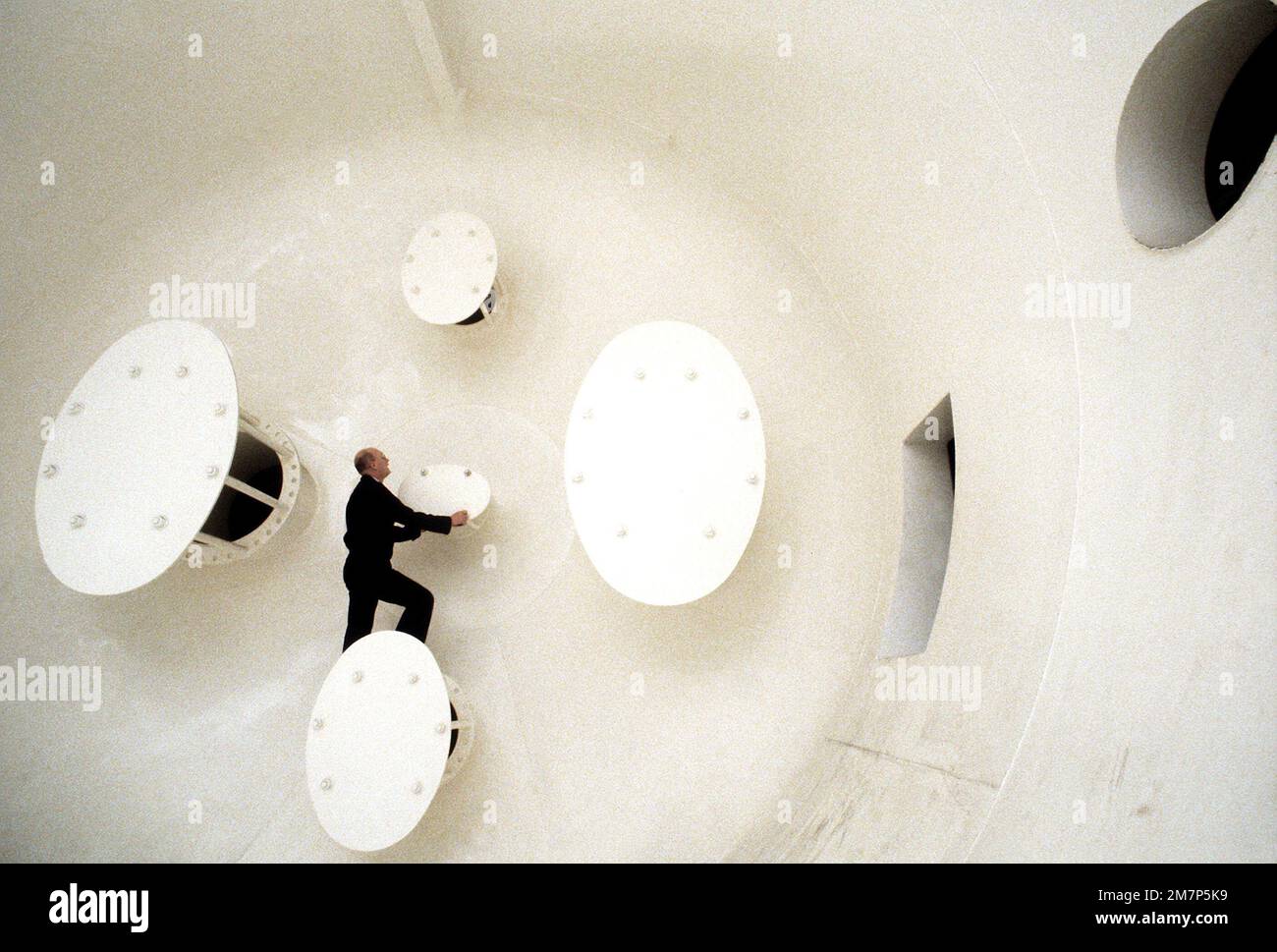 Ein Techniker überprüft die Lufteinlässe einer Luftkammer in der Forschungseinrichtung des Kompressors. Basis: Luftwaffenstützpunkt Wright-Patterson Bundesstaat: Ohio (OH) Land: Vereinigte Staaten von Amerika (USA) Stockfoto