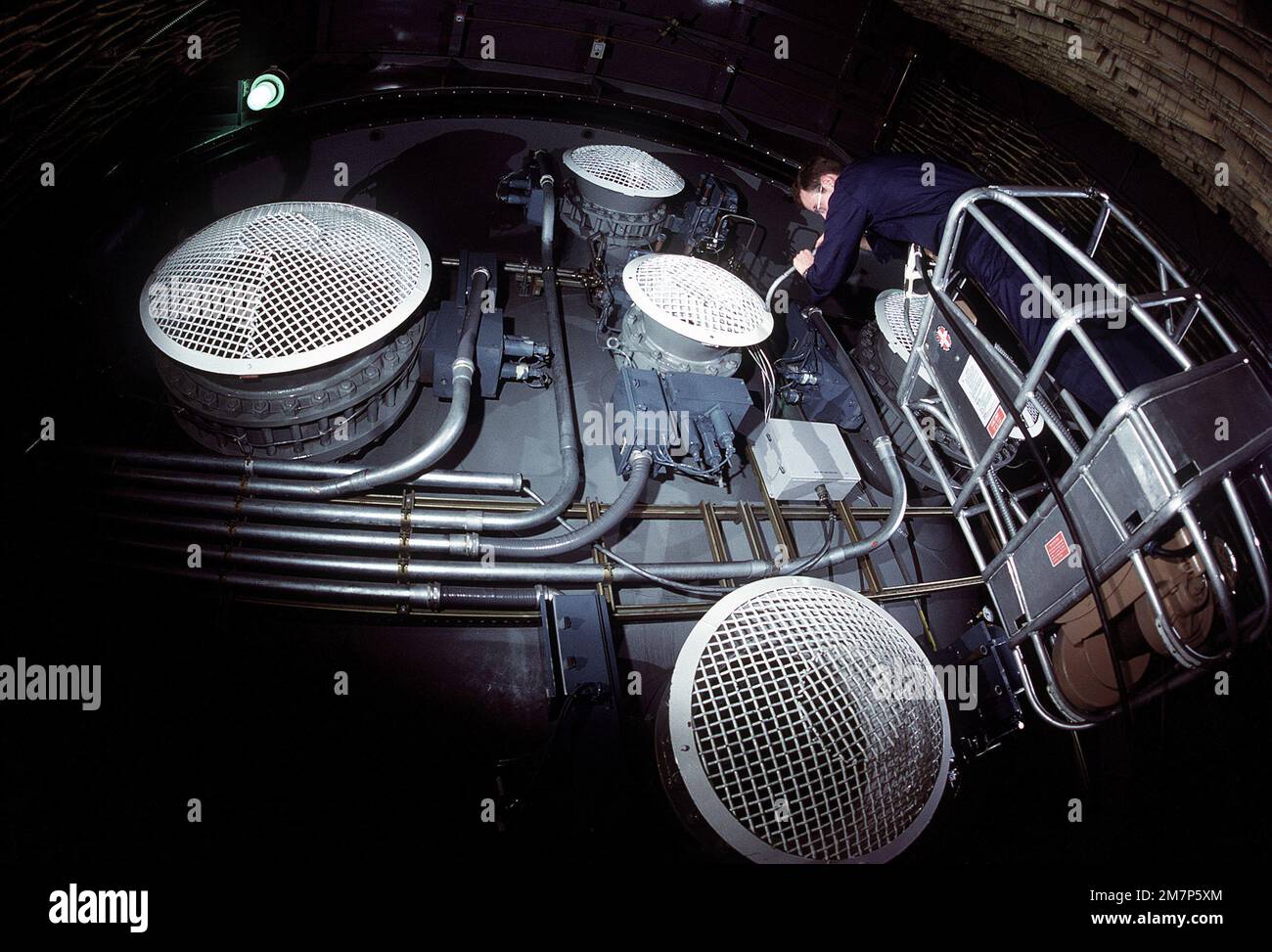 Ein Techniker überprüft die Lufteinlässe einer Luftkammer in der Forschungseinrichtung für Kompressoren. Basis: Luftwaffenstützpunkt Wright-Patterson Bundesstaat: Ohio (OH) Land: Vereinigte Staaten von Amerika (USA) Stockfoto