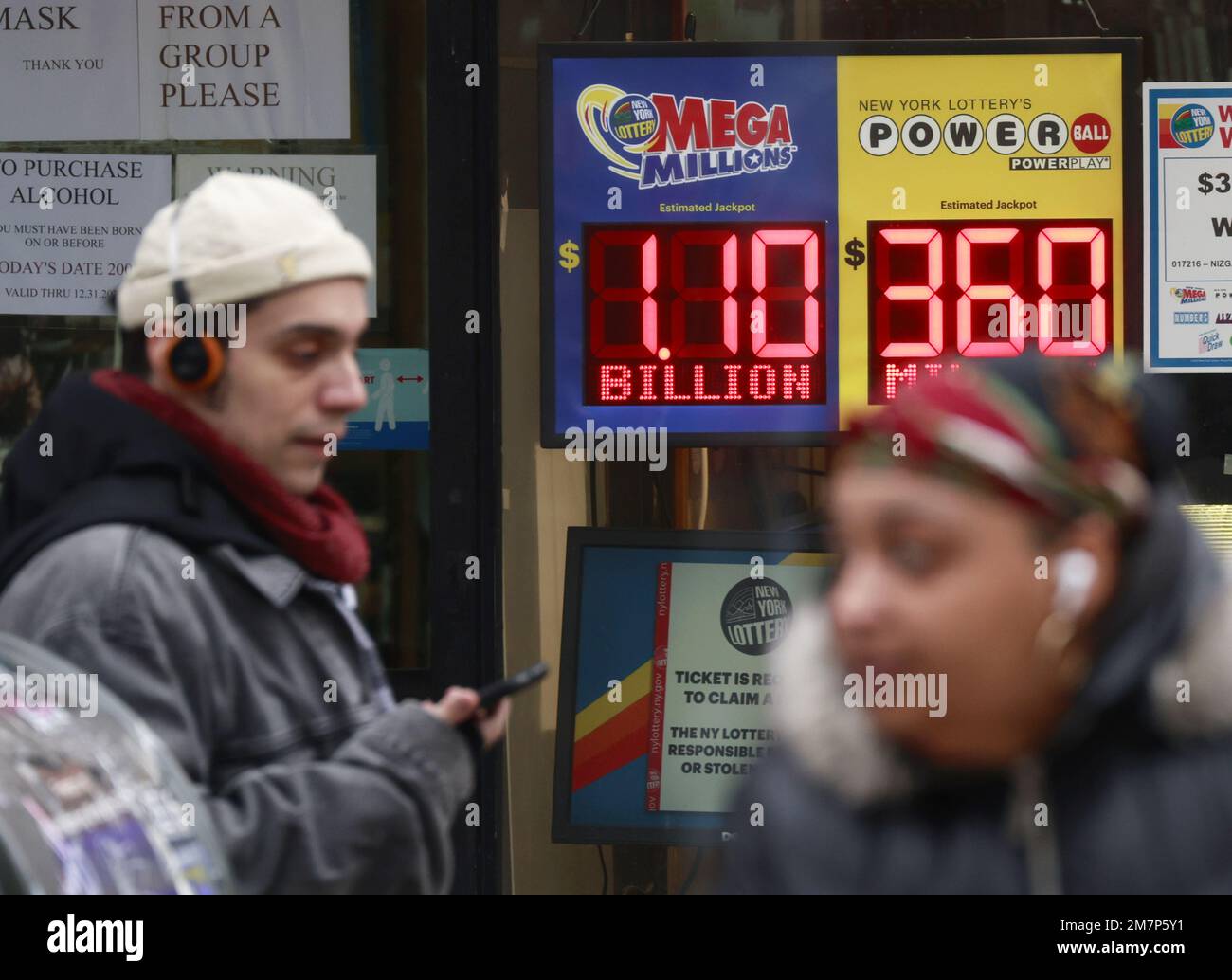 New York, Usa. 09. Januar 2023. Ein Zeichen für den Mega-Millionen-Jackpot zeigt den Jackpot in New York City am Dienstag, den 10. Januar 2023 mit $1,1 Milliarden Dollar. Foto: John Angelillo/UPI Credit: UPI/Alamy Live News Stockfoto