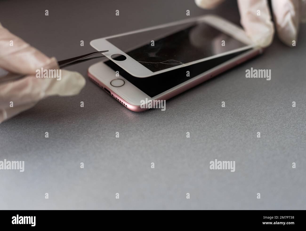 Smart Solution Technologiekonzept. Zugeschnittener Fotoersatz von Schutzfolie durch einen neuen. Man entfernt vorsichtig das alte Schutzglas aus dem Stockfoto