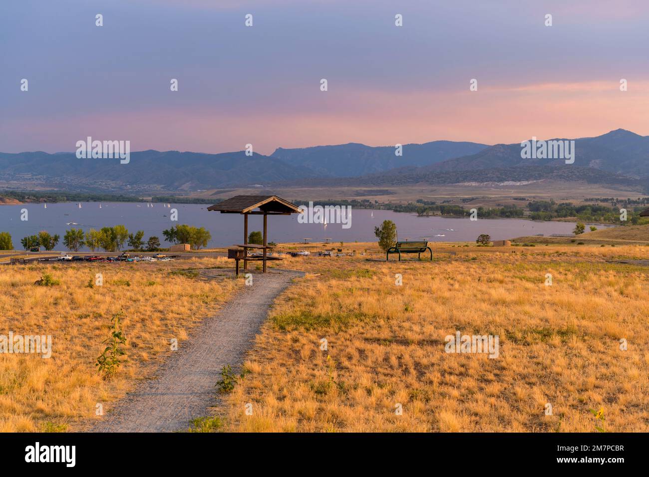 Sunset Summer Park - ein ruhiger Picknickbereich auf dem Chatfield Dam, Chatfield State Park, Denver-Littleton, Colorado, USA. Stockfoto