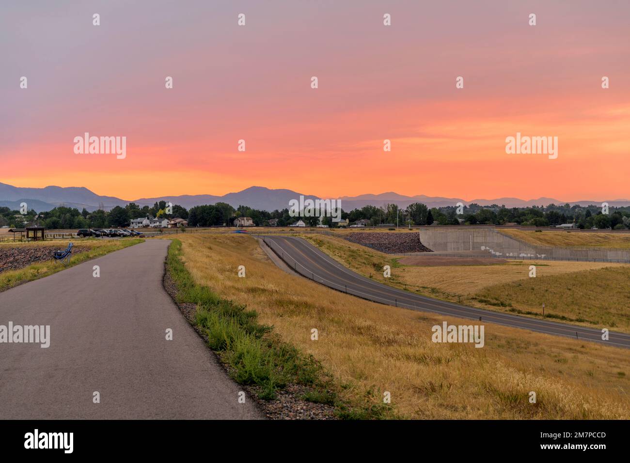 Sommer-Sonnenuntergang - farbenfroher Sonnenuntergang im Sommer auf dem Gipfel des Chatfield-Staudamms. Chatfield State Park, Denver-Littleton, Colorado, USA. Stockfoto
